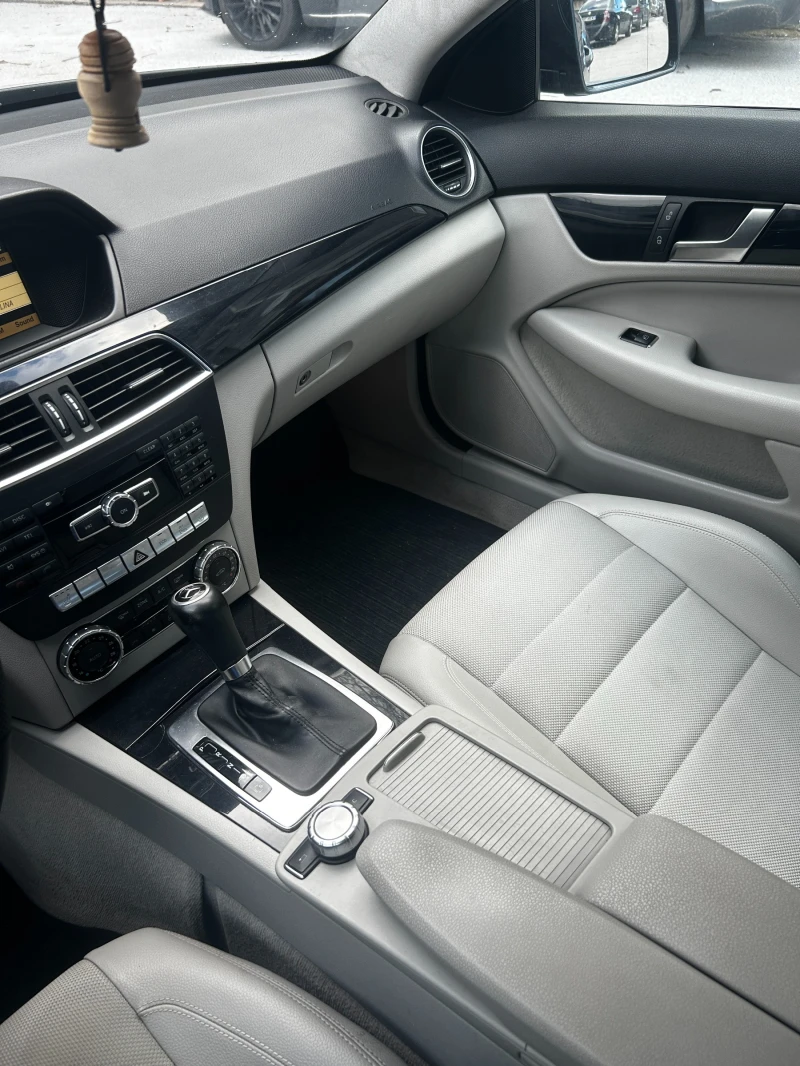 Mercedes-Benz C 180, снимка 16 - Автомобили и джипове - 52663788