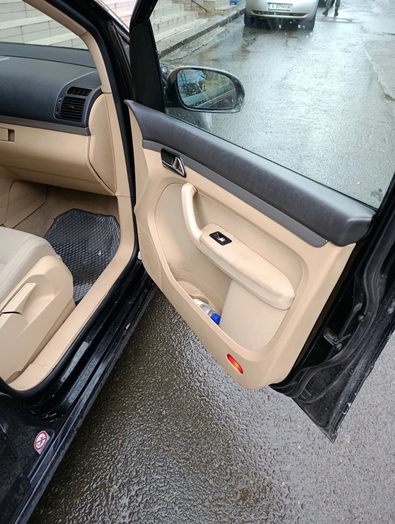 VW Touran, снимка 11 - Автомобили и джипове - 52864951