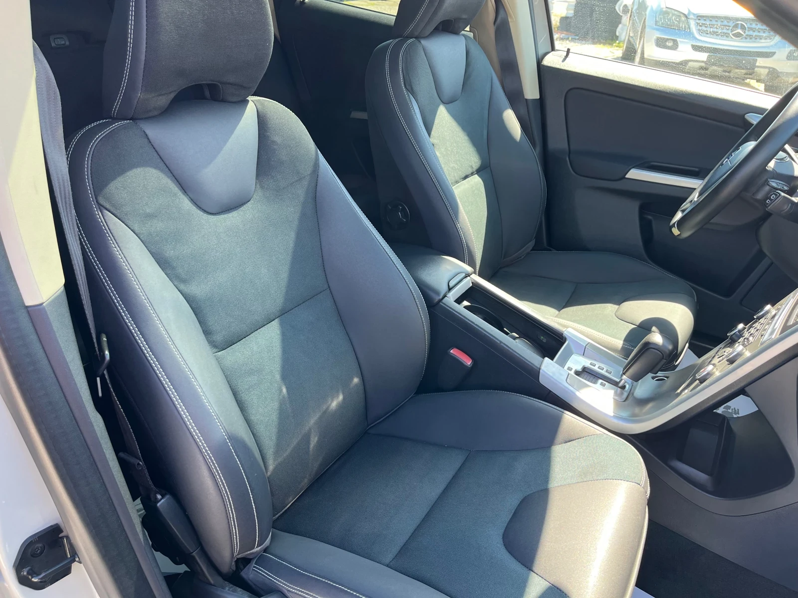 Volvo XC60 2.4 D4 AWD Панорамен люк, снимка 15 - Автомобили и джипове - 54109455