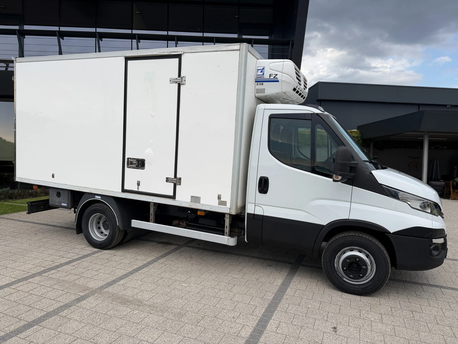 Iveco Daily 60C15 Хладилен + ток 4.10м.  Euro 6B , снимка 2 - Камиони - 55884883