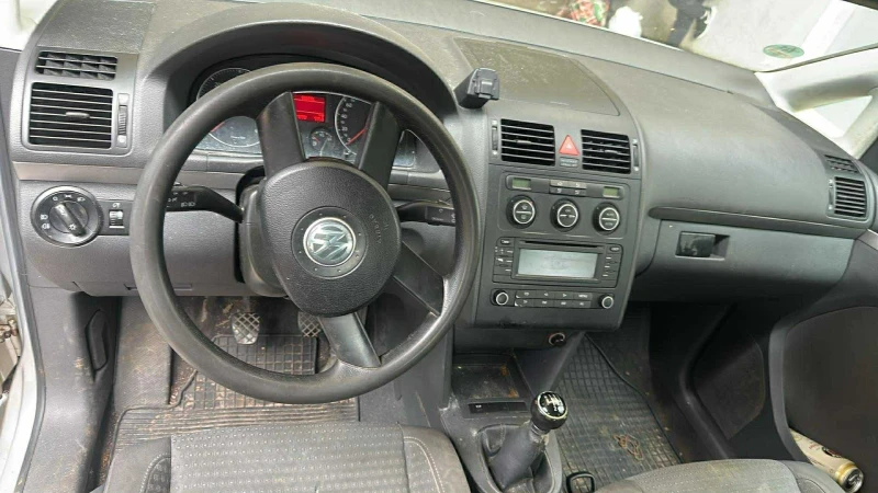 VW Touran 2.0 TDI, снимка 13 - Автомобили и джипове - 53434619