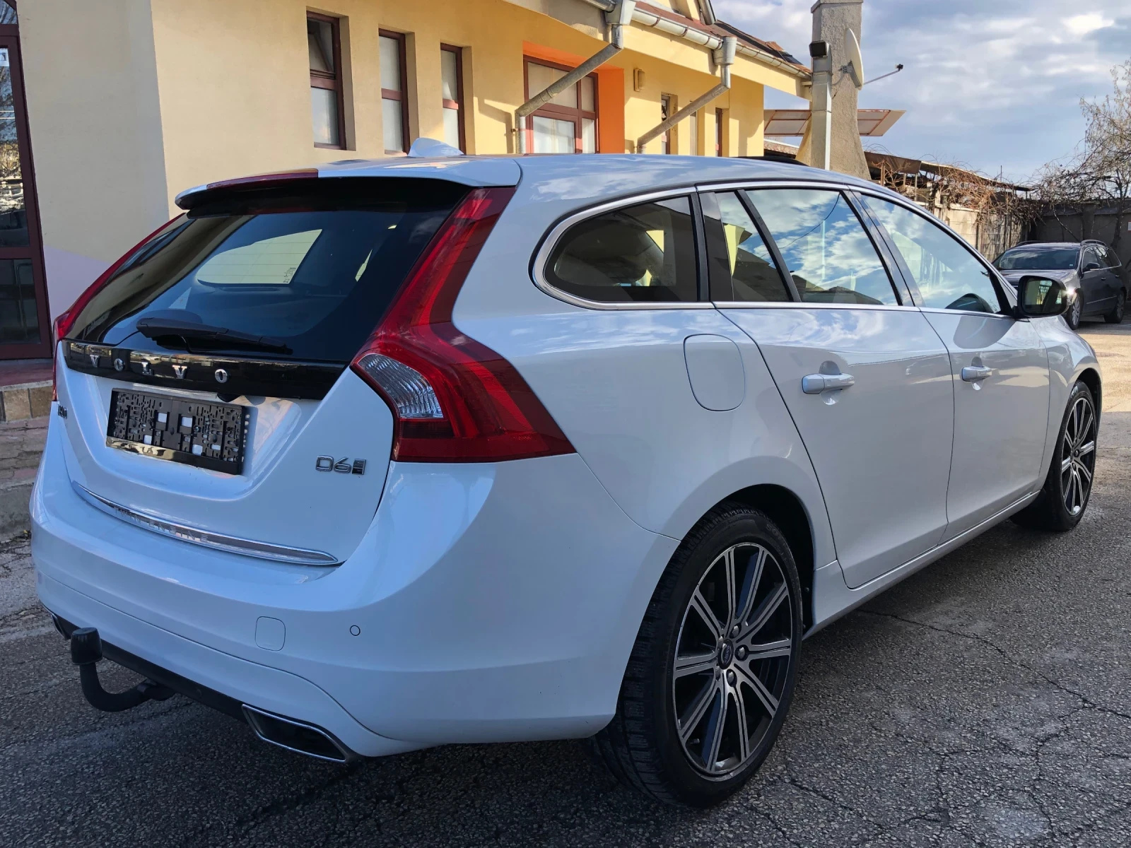 Volvo V60 2.4D6 AWD Plug-in Hybrid ПЕРЛА - изображение 4