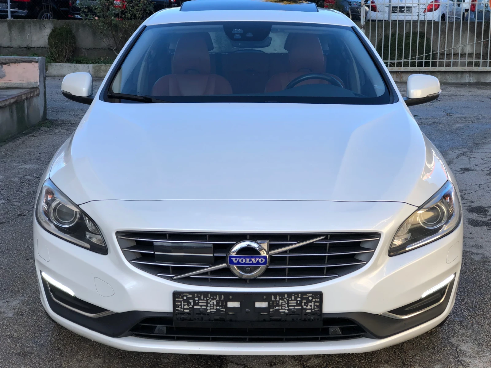 Volvo V60 2.4D6 AWD Plug-in Hybrid ПЕРЛА - изображение 2