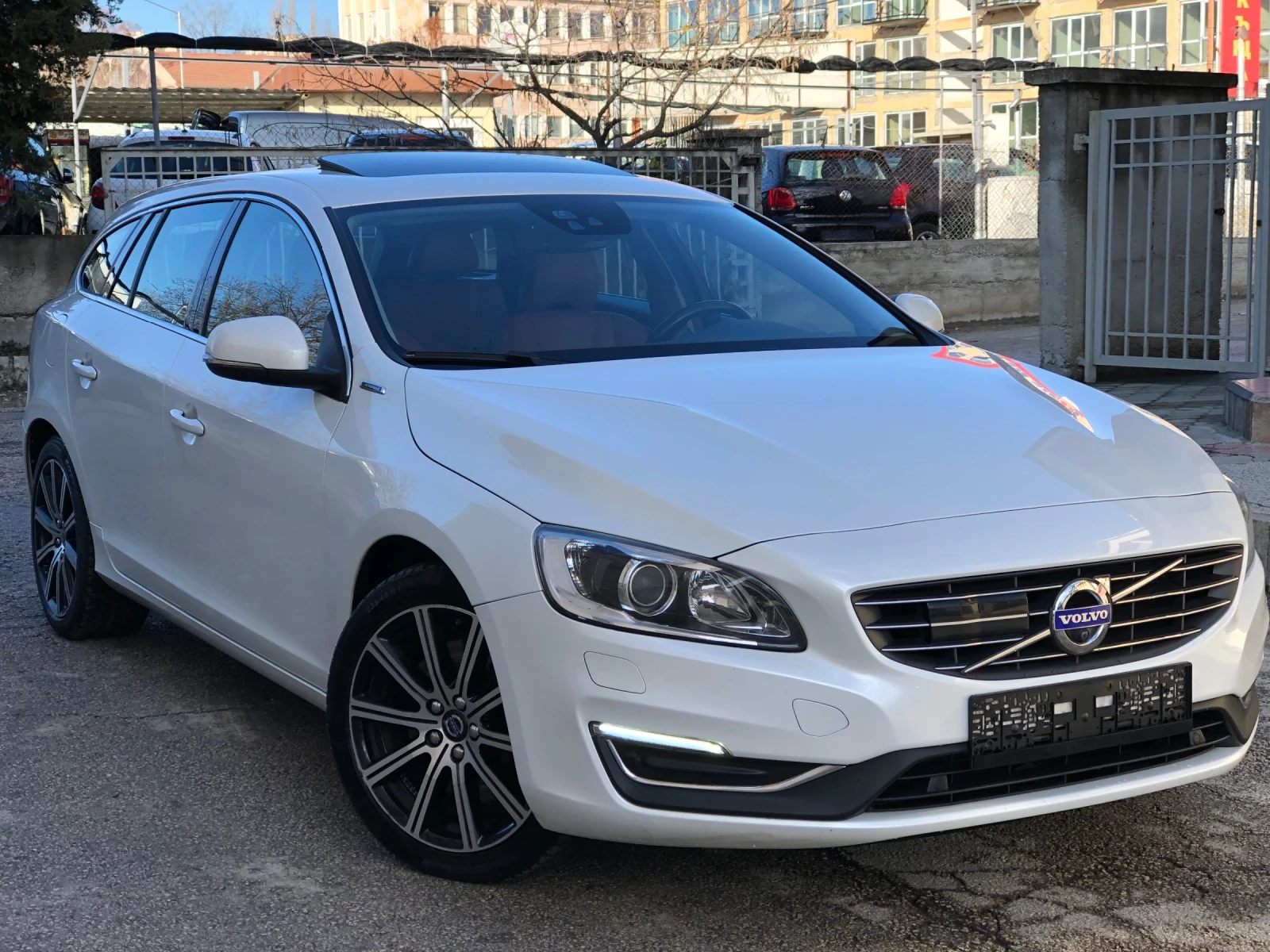 Volvo V60 2.4D6 AWD Plug-in Hybrid ПЕРЛА - изображение 3