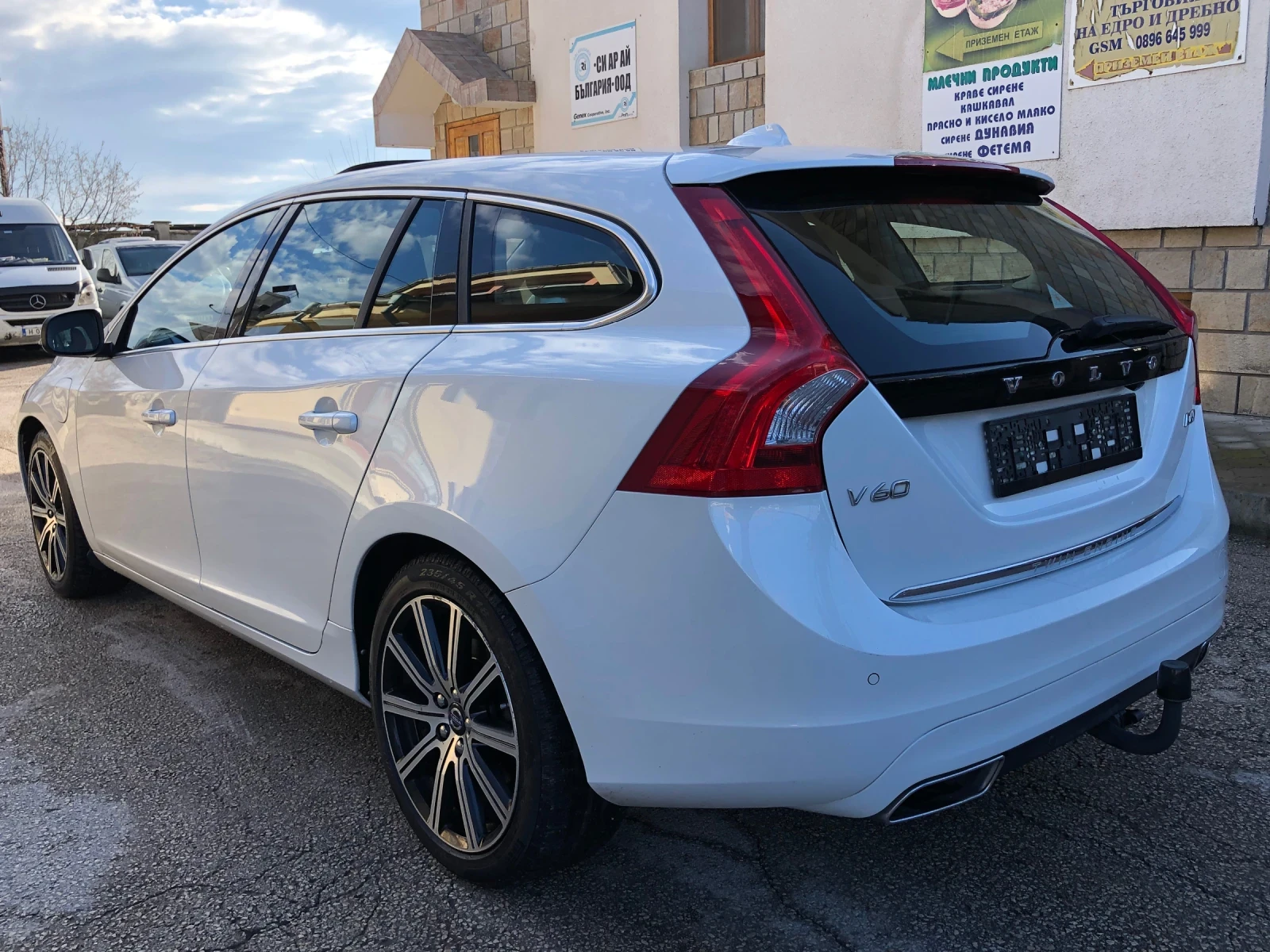 Volvo V60 2.4D6 AWD Plug-in Hybrid ПЕРЛА - изображение 5