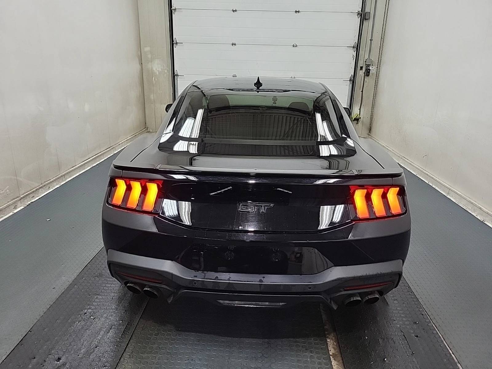 Ford Mustang GT * * РЪЧКА * * CARFAX * * АВТО КРЕДИТ * *  - изображение 4