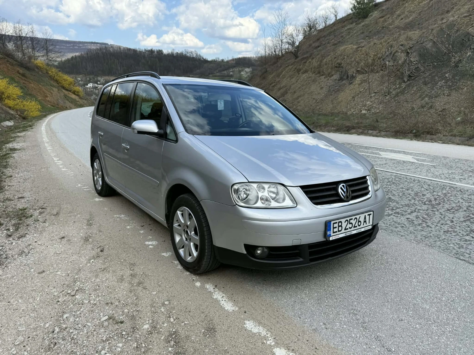 VW Touran 2.0 TDi 6+ 1 места Highline, снимка 2 - Автомобили и джипове - 54102655