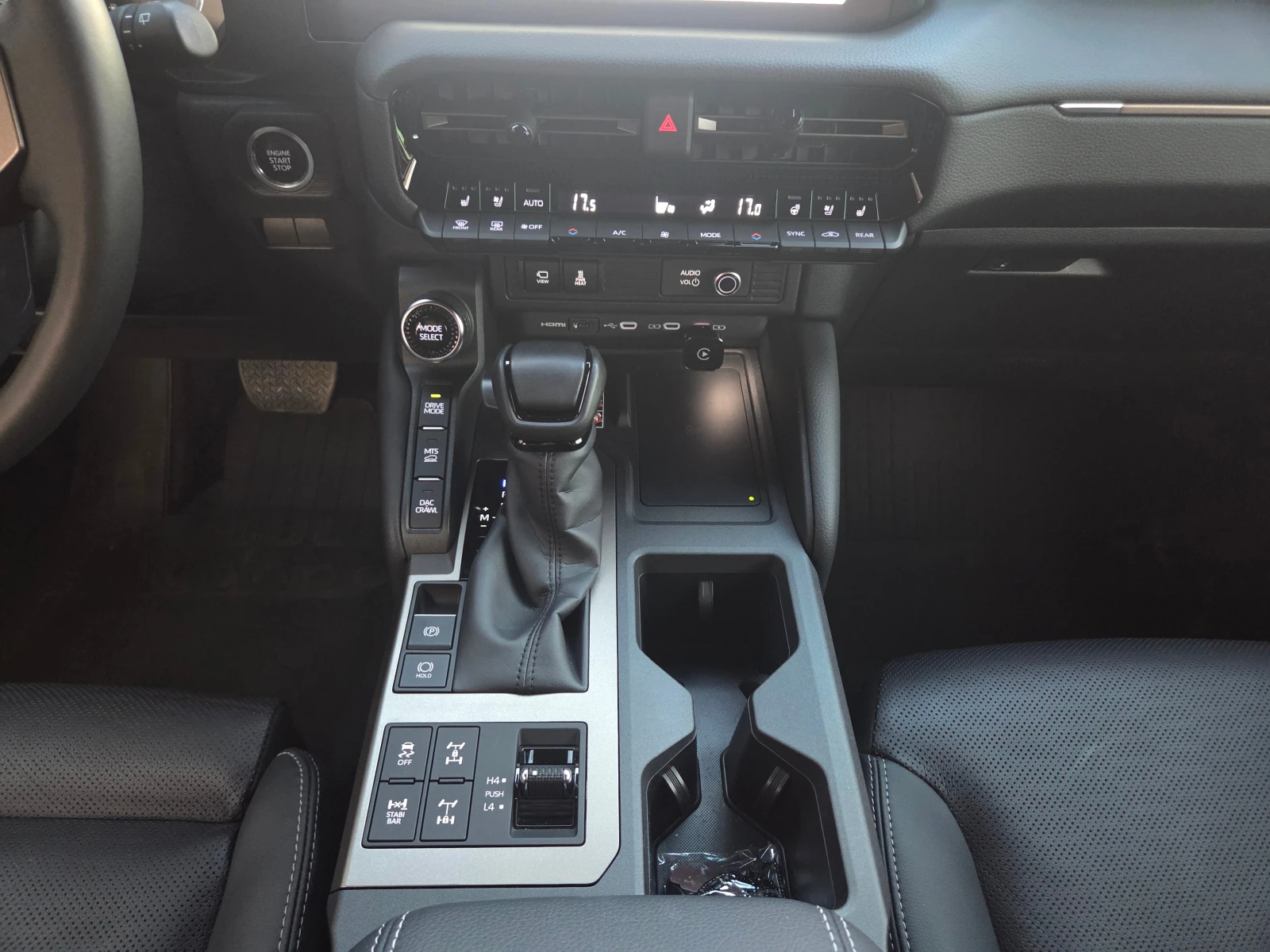Toyota Land cruiser LC250/2.8d/LUXURY/JBL/HEAD-UP/HOB!!!Гаранция!!!, снимка 12 - Автомобили и джипове - 55501416