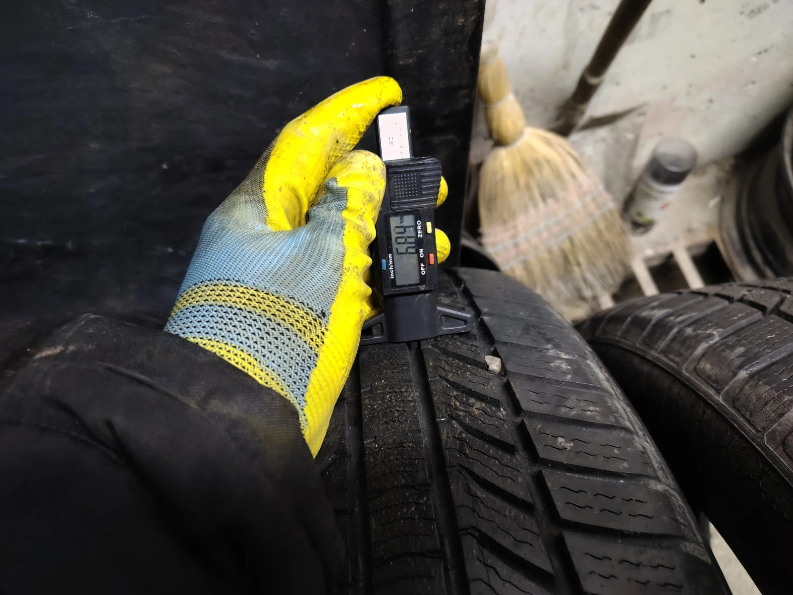 Гуми Зимни 235/55R18, снимка 4 - Гуми и джанти - 54113430