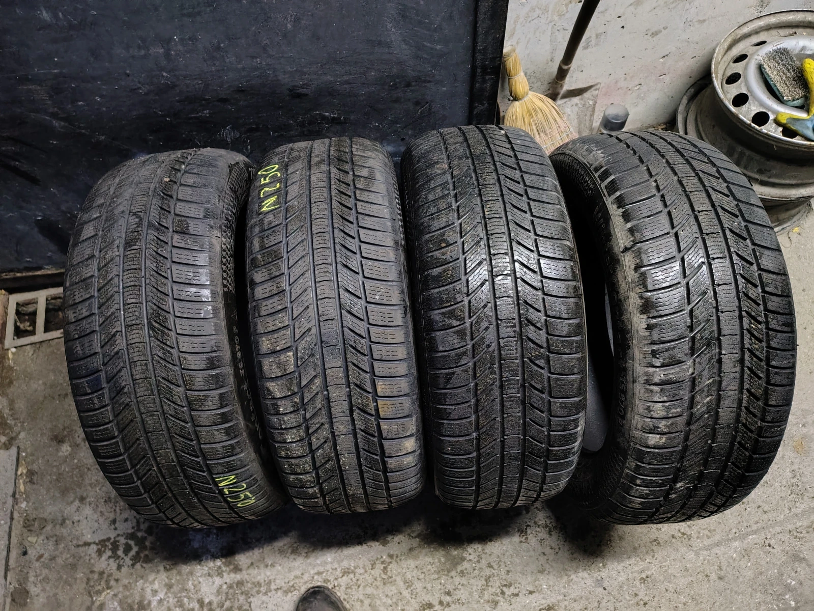 Гуми Зимни 235/55R18