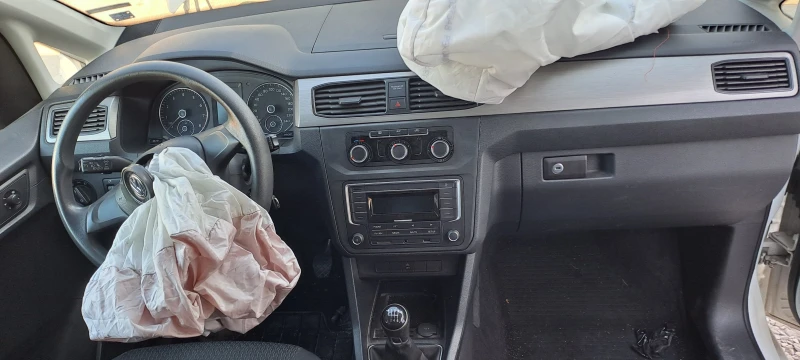 VW Caddy 1.4TGi 6скорости, снимка 9 - Автомобили и джипове - 51361573