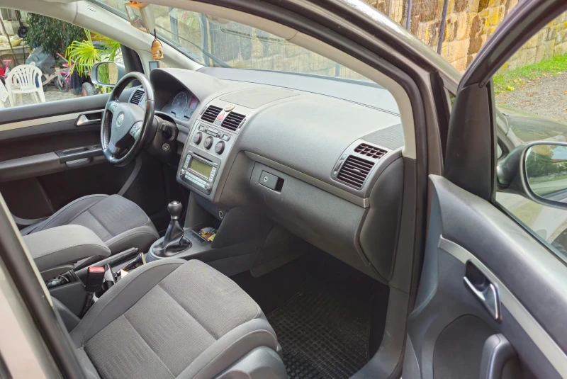 VW Touran 2.0 Ecofuel, снимка 11 - Автомобили и джипове - 53055318