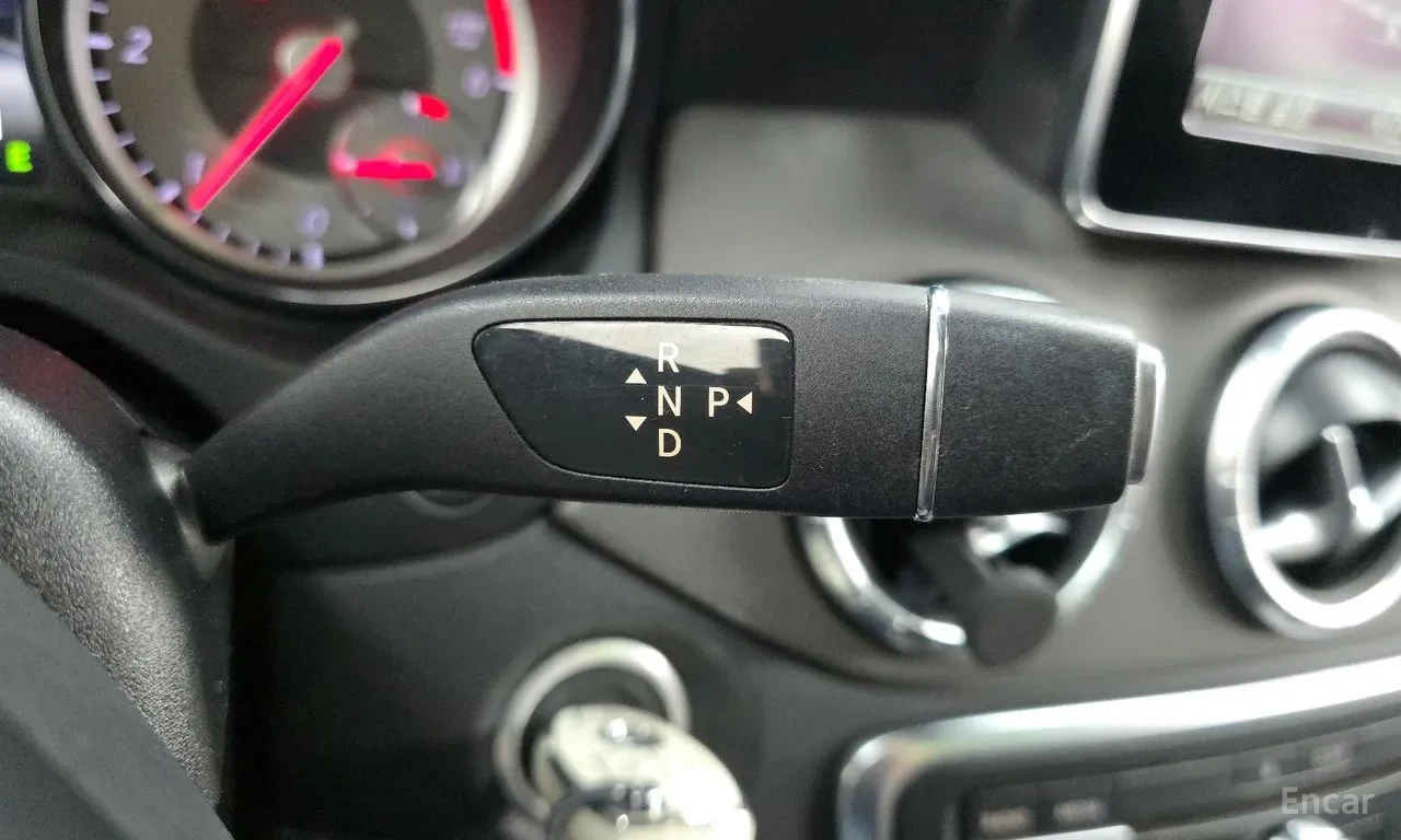 Mercedes-Benz CLA 200, снимка 15 - Автомобили и джипове - 54680376