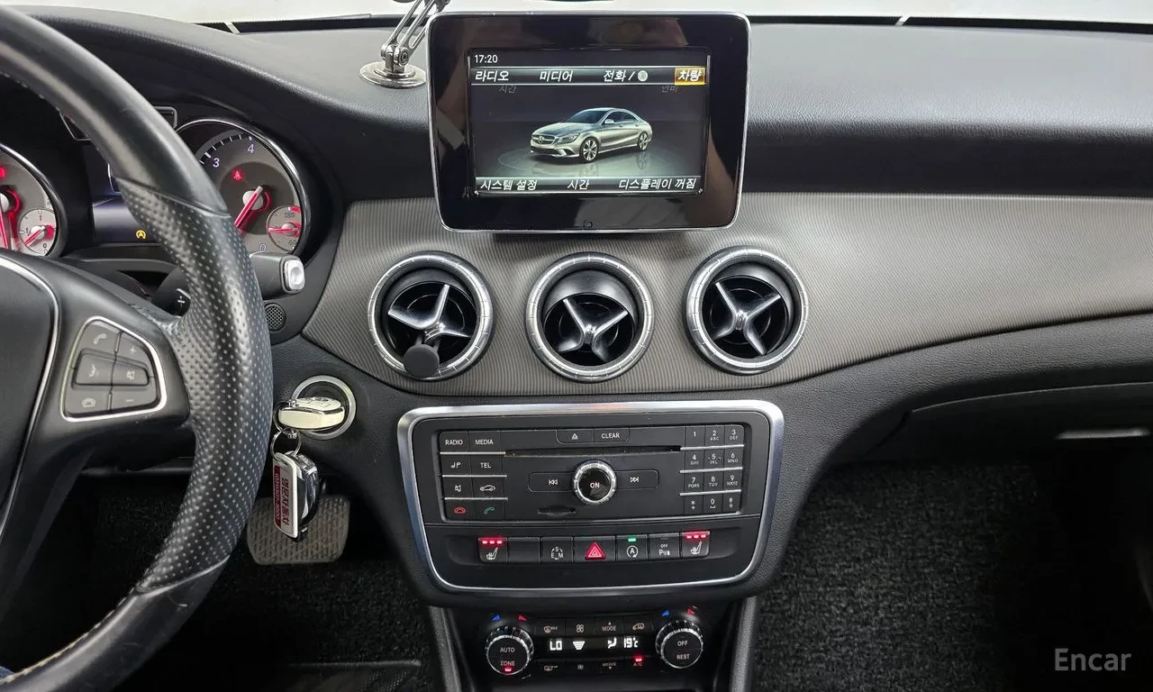 Mercedes-Benz CLA 200, снимка 11 - Автомобили и джипове - 54680376