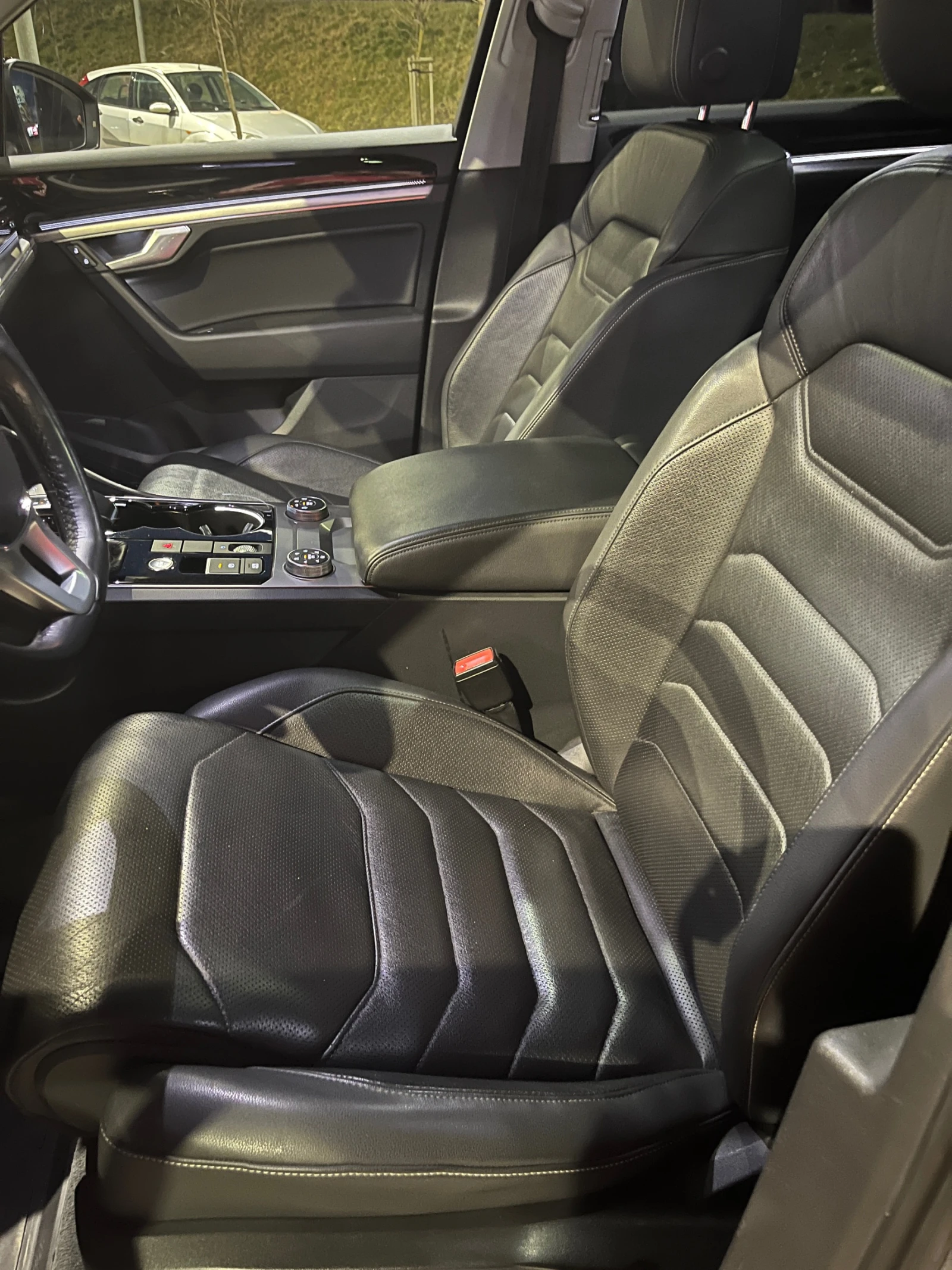 VW Touareg 3.0TDI, снимка 13 - Автомобили и джипове - 53773137