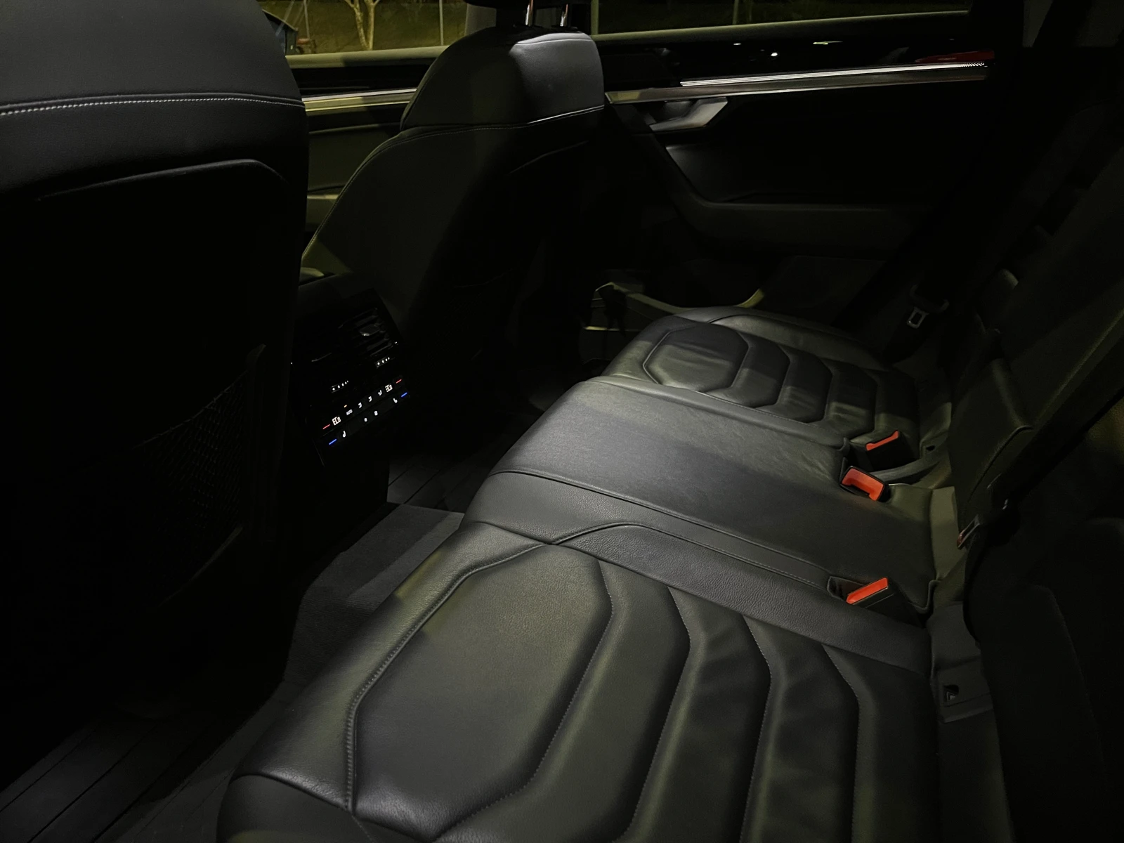 VW Touareg 3.0TDI, снимка 12 - Автомобили и джипове - 53773137