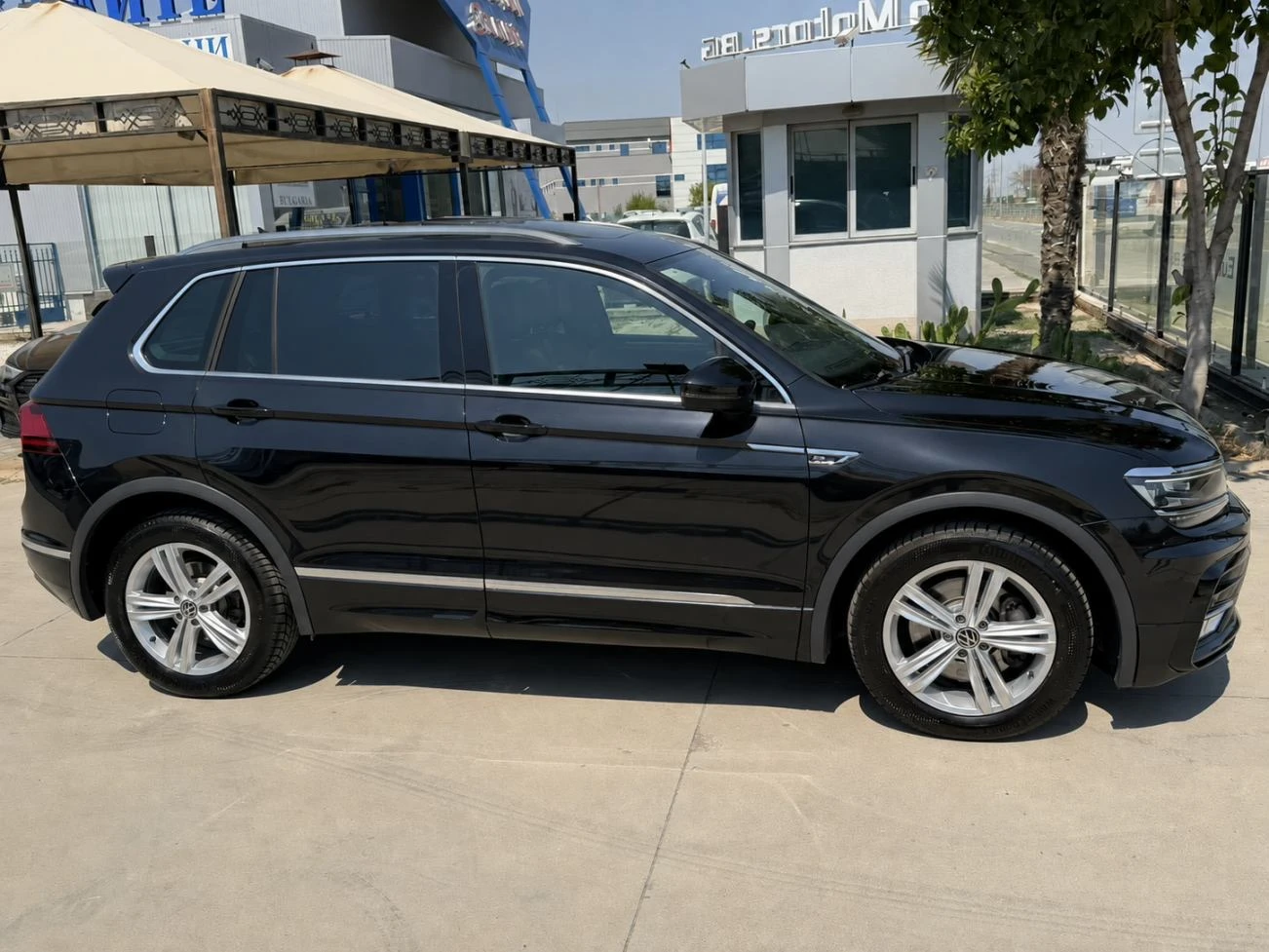 VW Tiguan 2.0TDI-190ps, 4-MOTION, R-LINE, LED, DISTR, PANORA, снимка 4 - Автомобили и джипове - 55736851