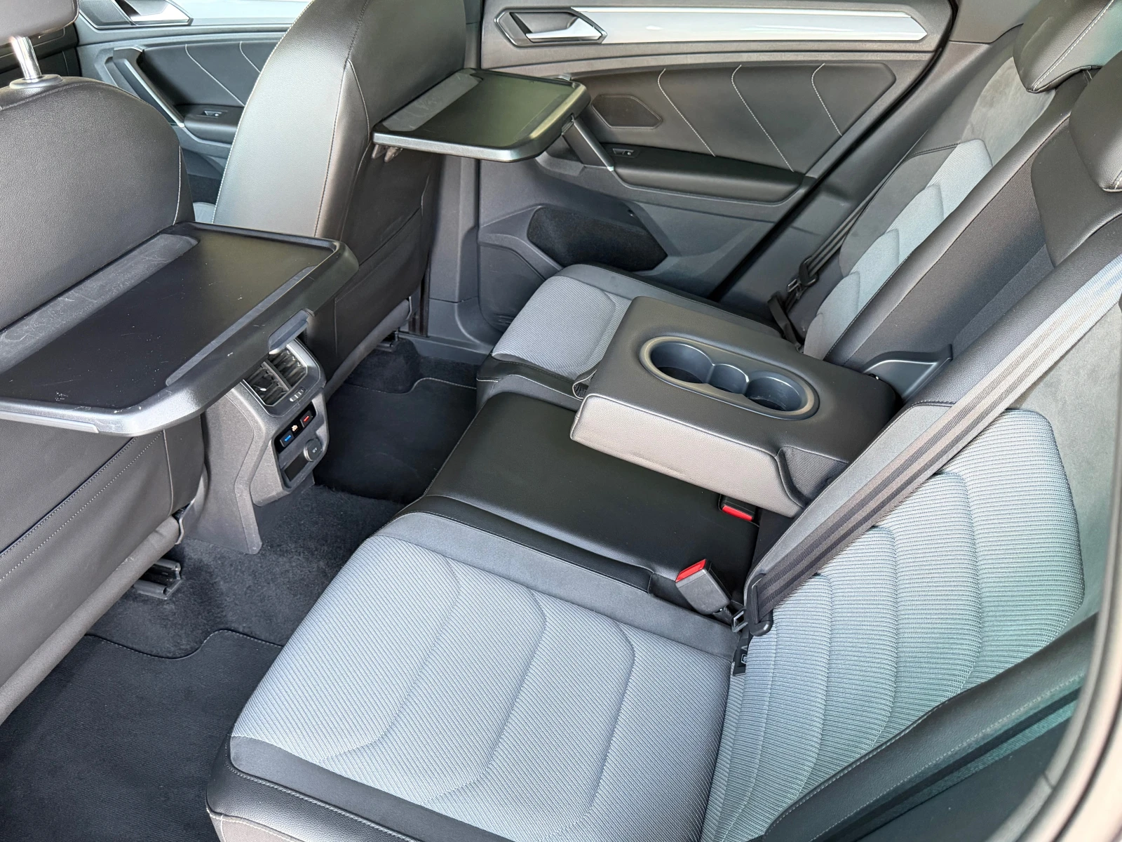 VW Tiguan 2.0TDI-190ps, 4-MOTION, R-LINE, LED, DISTR, PANORA, снимка 13 - Автомобили и джипове - 55736851