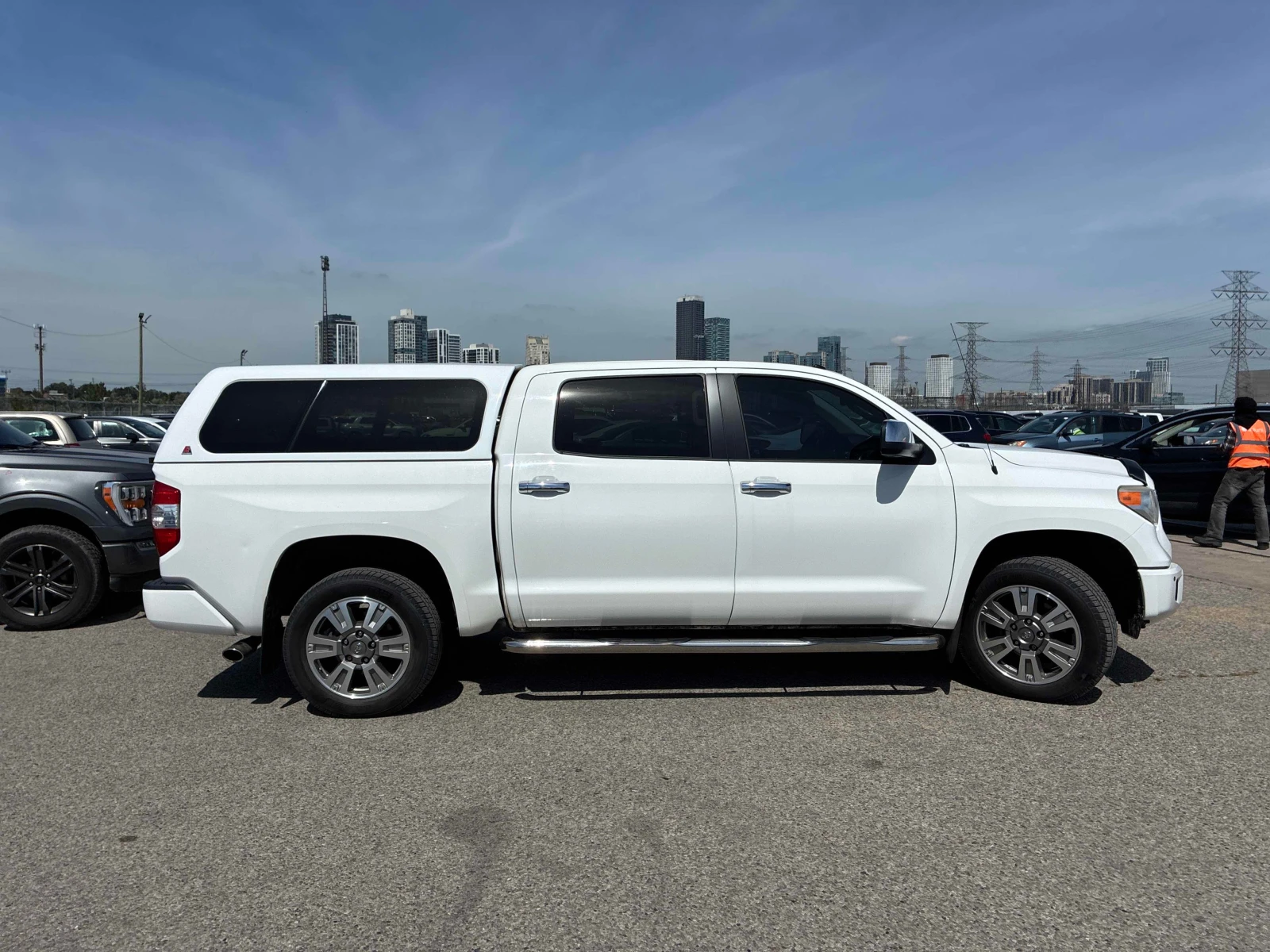Toyota Tundra 4WD Crewmax 146" 5.7L Platinum* CARFAX* , снимка 3 - Автомобили и джипове - 56002048