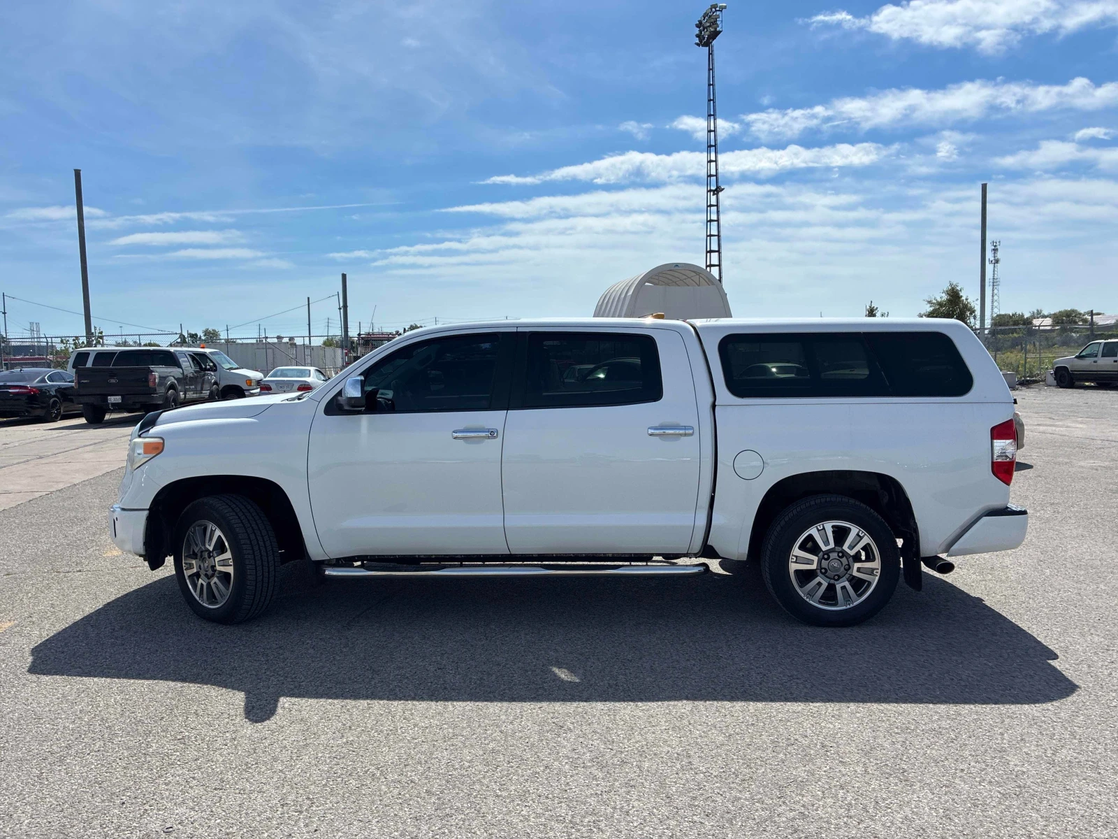 Toyota Tundra 4WD Crewmax 146" 5.7L Platinum* CARFAX* , снимка 2 - Автомобили и джипове - 56002048