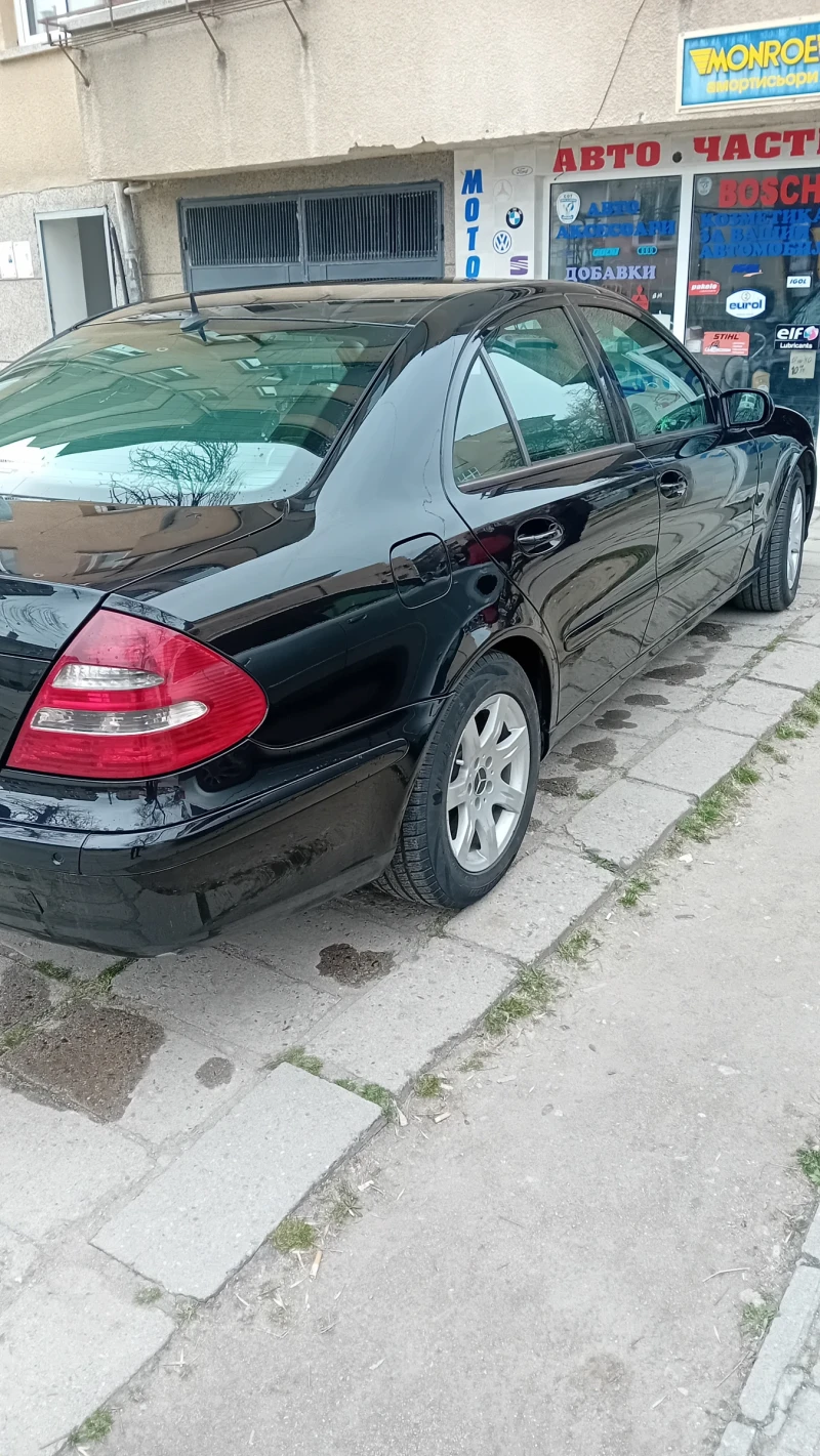 Mercedes-Benz E 220, снимка 5 - Автомобили и джипове - 49469701