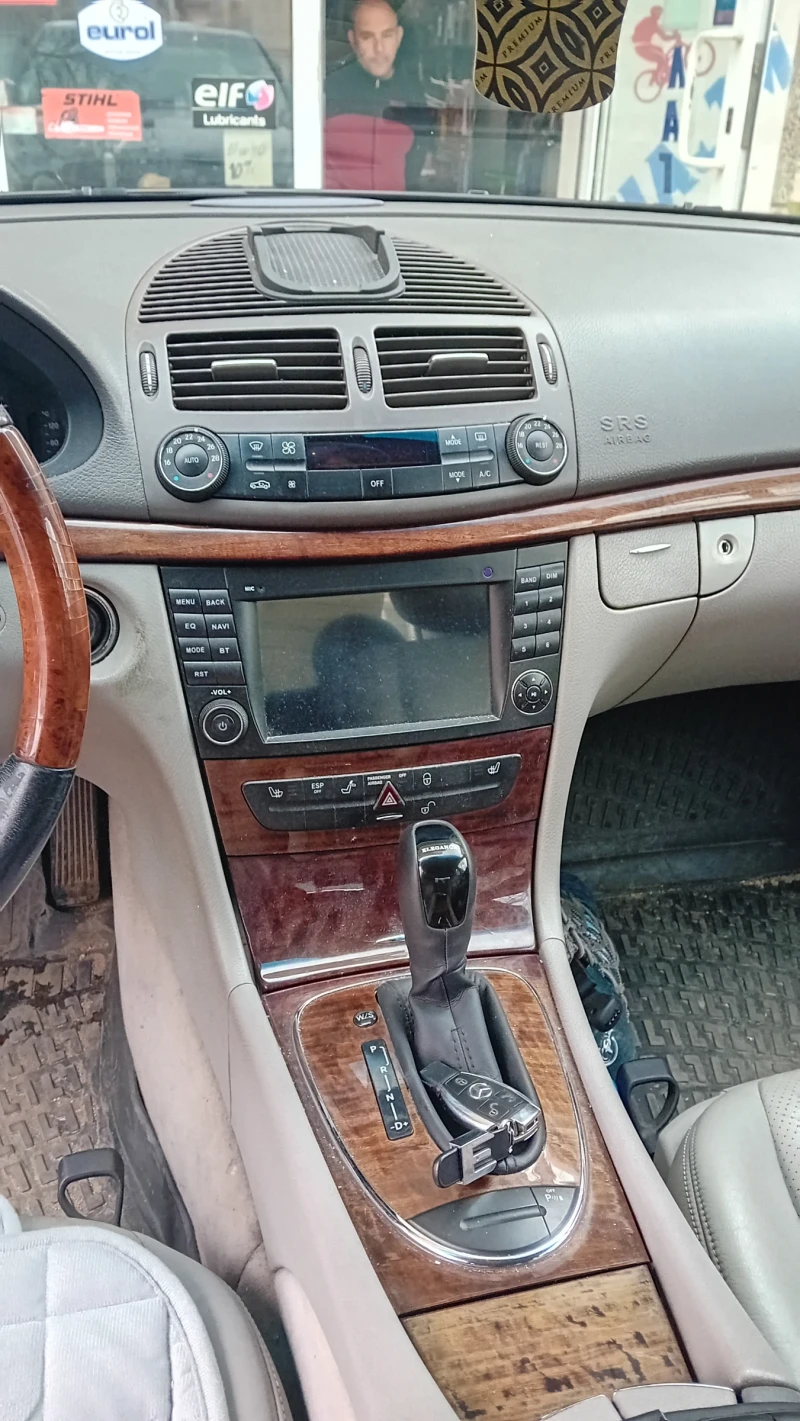 Mercedes-Benz E 220, снимка 8 - Автомобили и джипове - 49469701