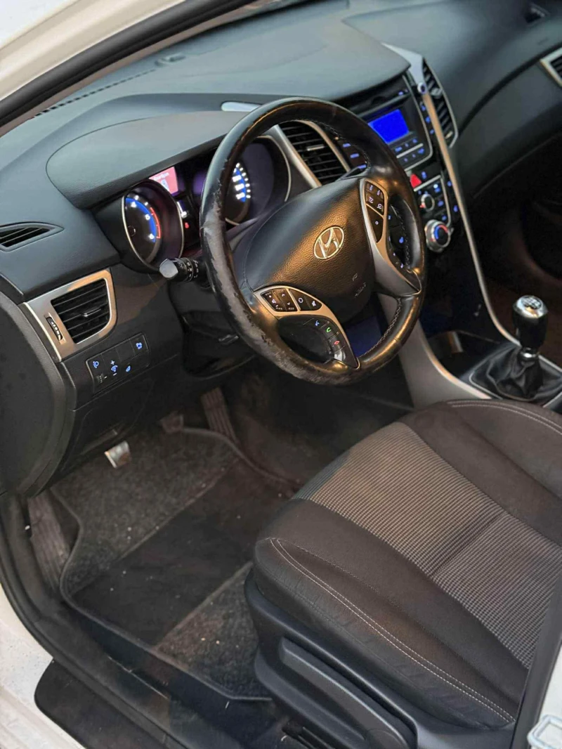 Hyundai I30 1.4CRDI 90кс / подгреви / комплект джанти, снимка 12 - Автомобили и джипове - 51724797