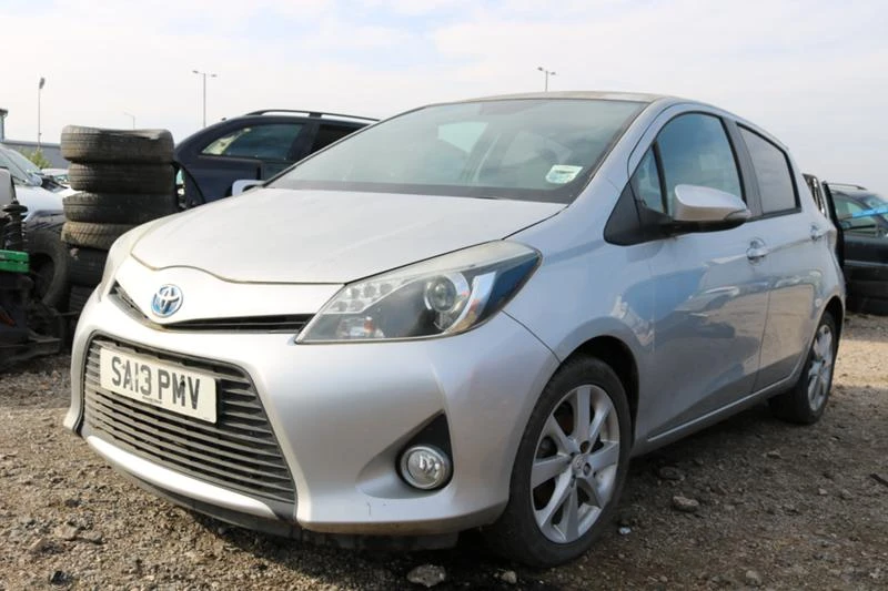 Toyota Yaris 1.3 VVTi, снимка 3 - Автомобили и джипове - 27264411