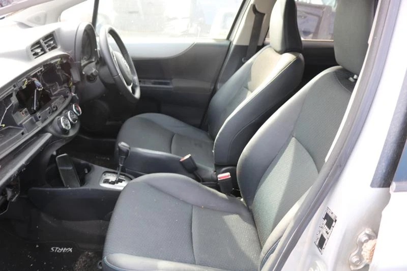 Toyota Yaris 1.3 VVTi, снимка 14 - Автомобили и джипове - 27264411