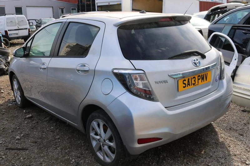 Toyota Yaris 1.3 VVTi, снимка 8 - Автомобили и джипове - 27264411