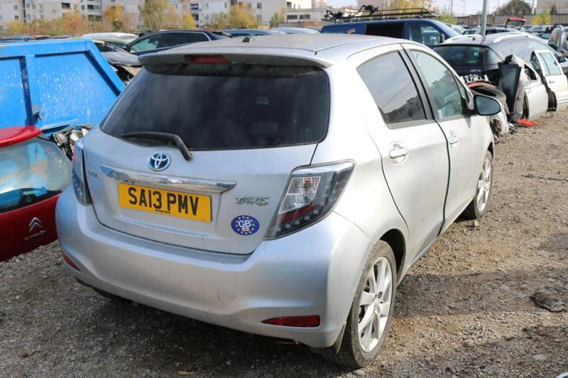 Toyota Yaris 1.3 VVTi, снимка 12 - Автомобили и джипове - 27264411