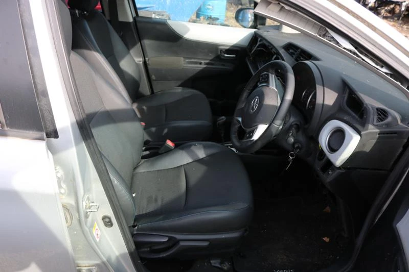 Toyota Yaris 1.3 VVTi, снимка 17 - Автомобили и джипове - 27264411