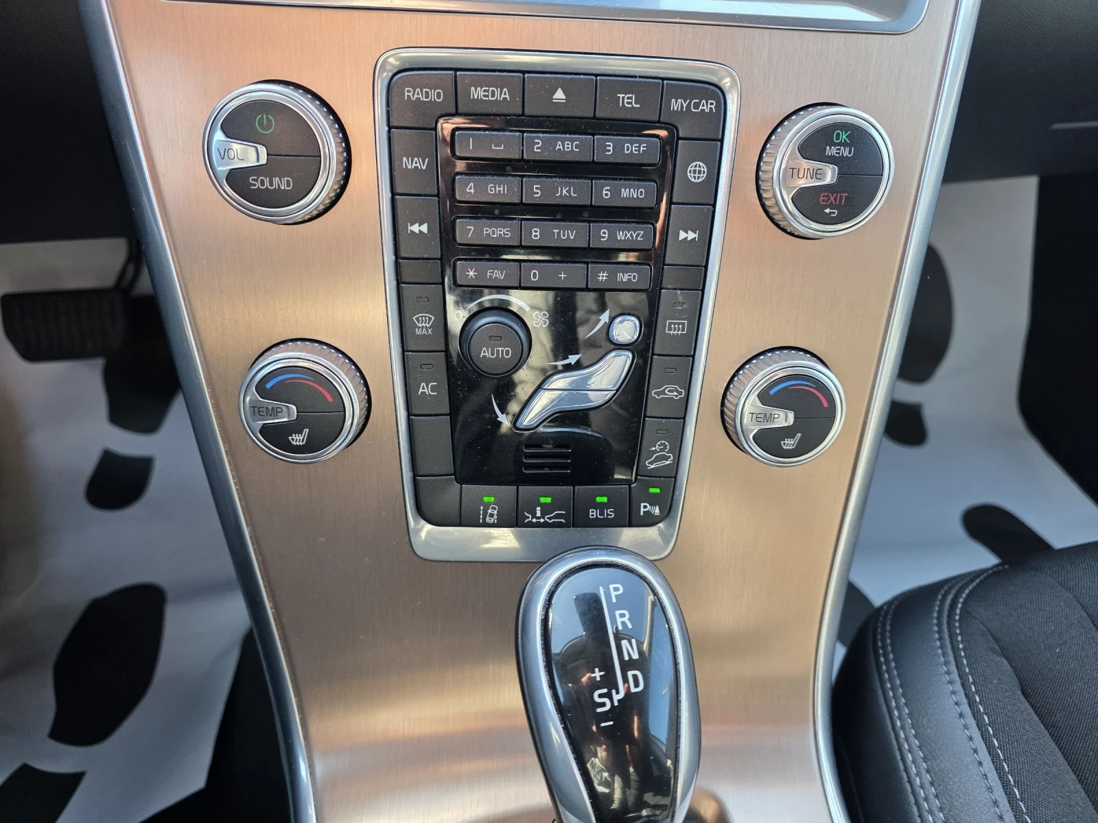 Volvo XC60 2.4 D5 AWD 215kc Лизинг, снимка 14 - Автомобили и джипове - 53814068