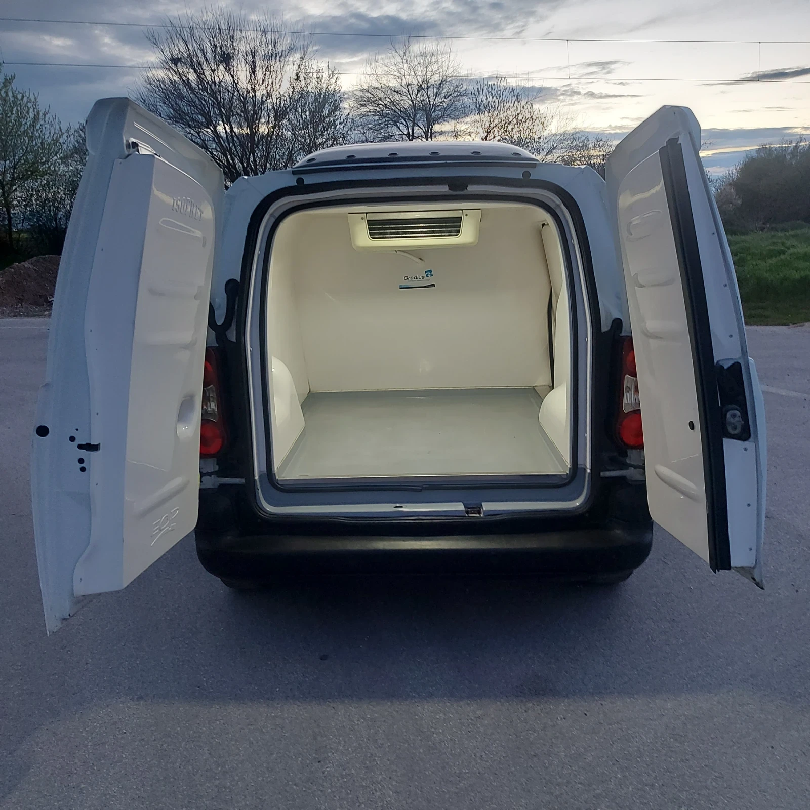 Peugeot Partner хладилен с климатик, снимка 10 - Бусове и автобуси - 54084519