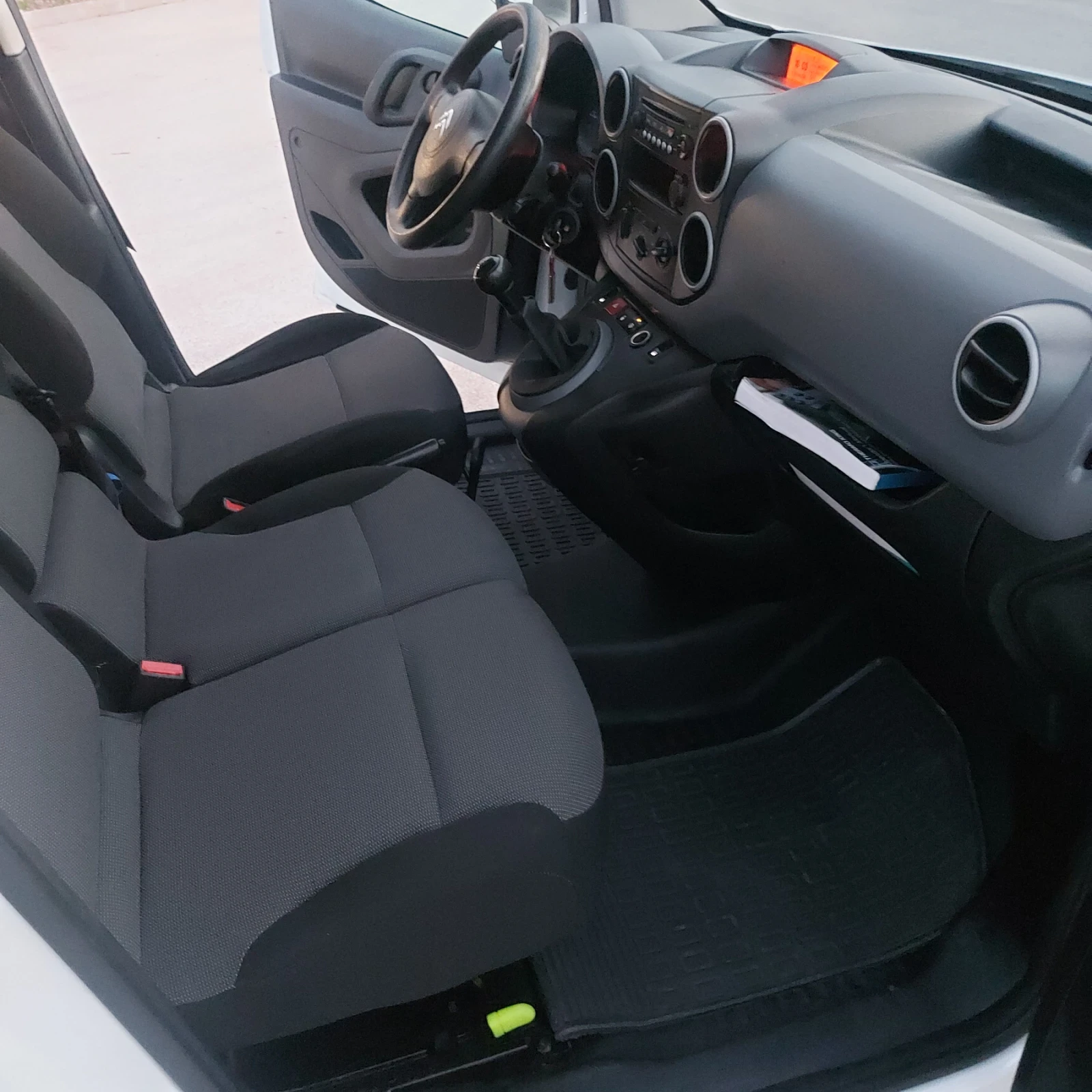 Peugeot Partner хладилен с климатик, снимка 6 - Бусове и автобуси - 54084519