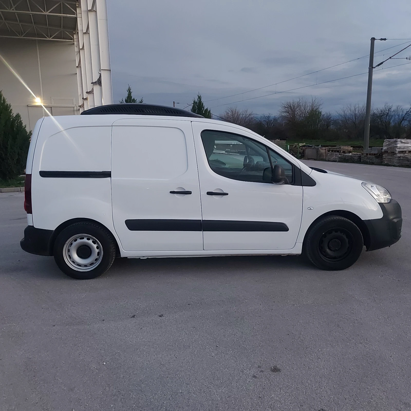 Peugeot Partner хладилен с климатик, снимка 3 - Бусове и автобуси - 54084519