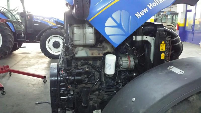 Трактор New Holland части за New Holland, снимка 2 - Селскостопанска техника - 17474365