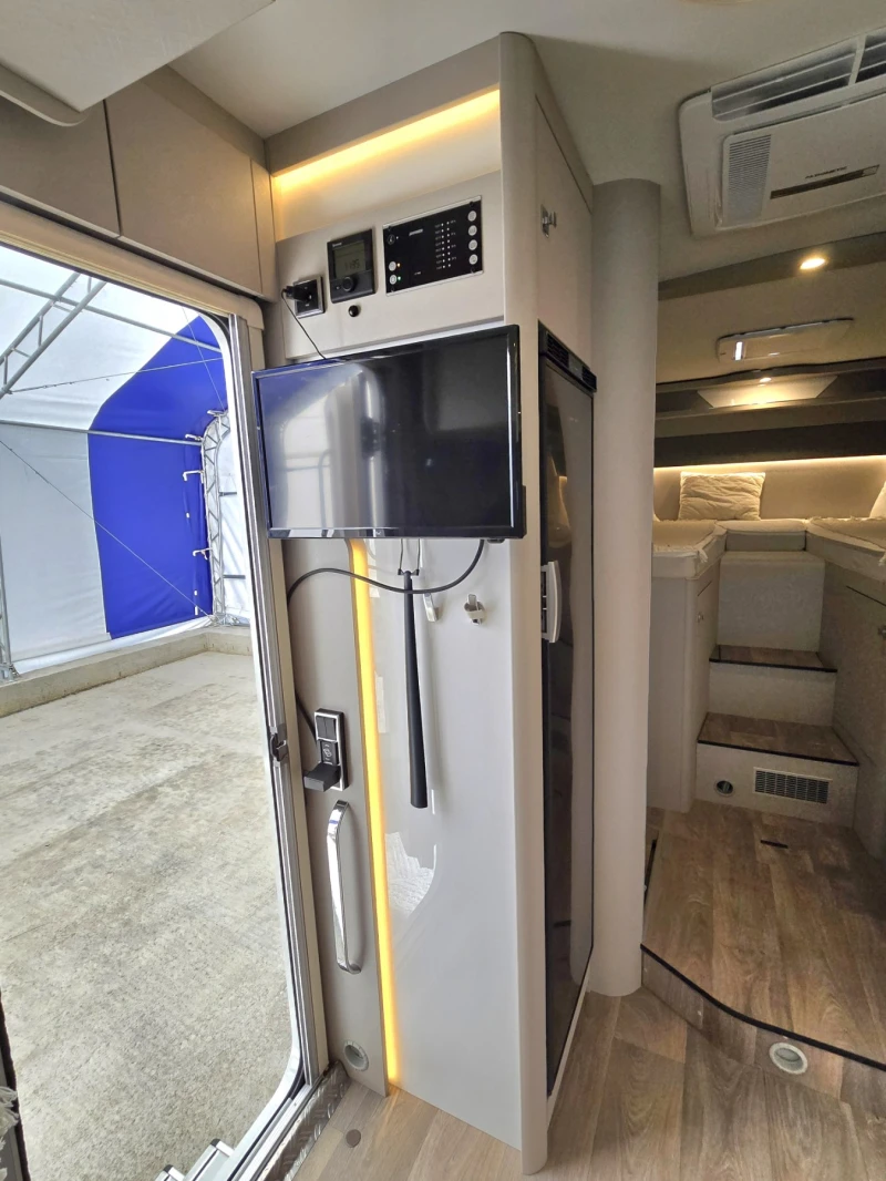 Кемпер HYMER / ERIBA S 685, KЛИМАТИК DOMETIC, Солар, 3.5т., снимка 10 - Каравани и кемпери - 52293575