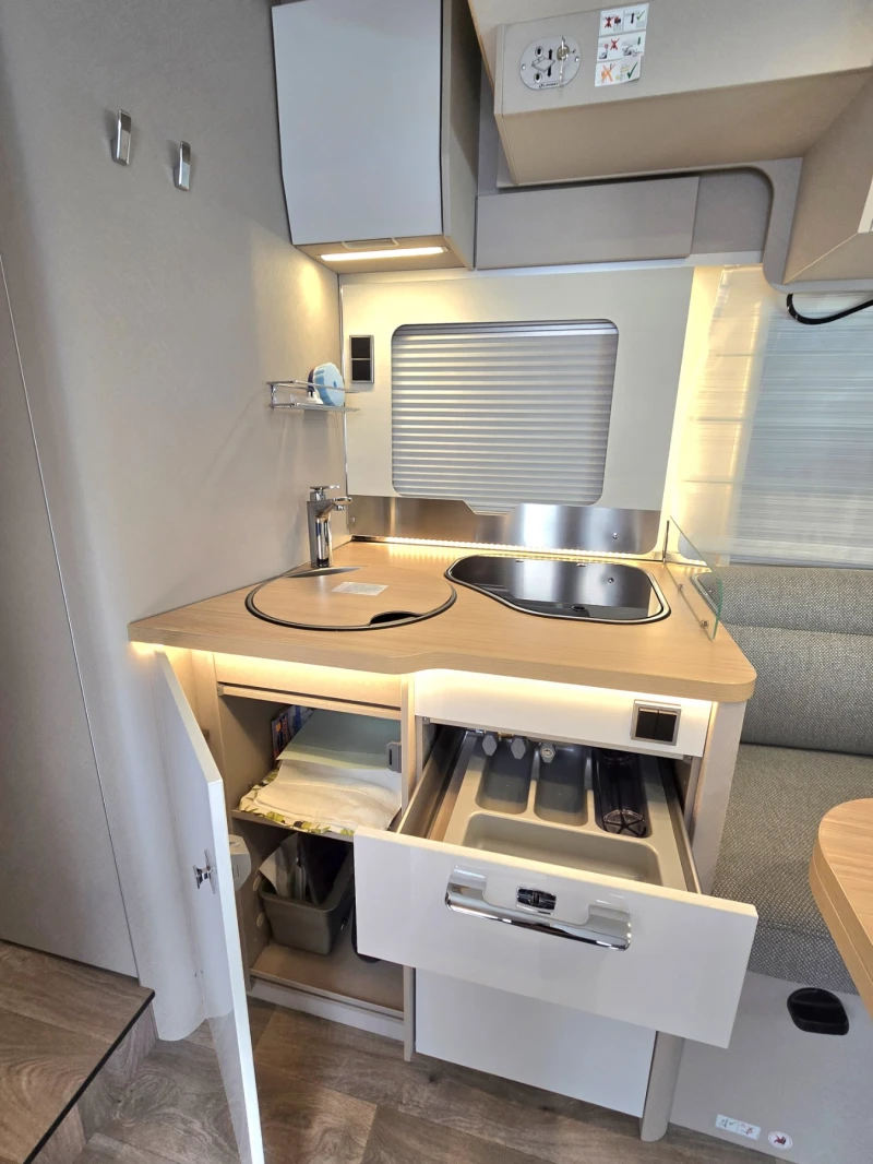 Кемпер HYMER / ERIBA S 685, KЛИМАТИК DOMETIC, Солар, 3.5т., снимка 9 - Каравани и кемпери - 52293575