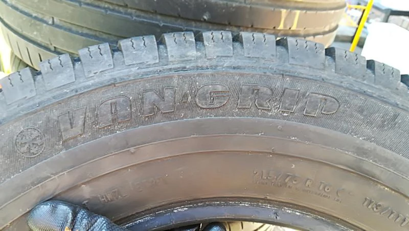 Гуми Зимни 215/75R16, снимка 6 - Гуми и джанти - 25562879