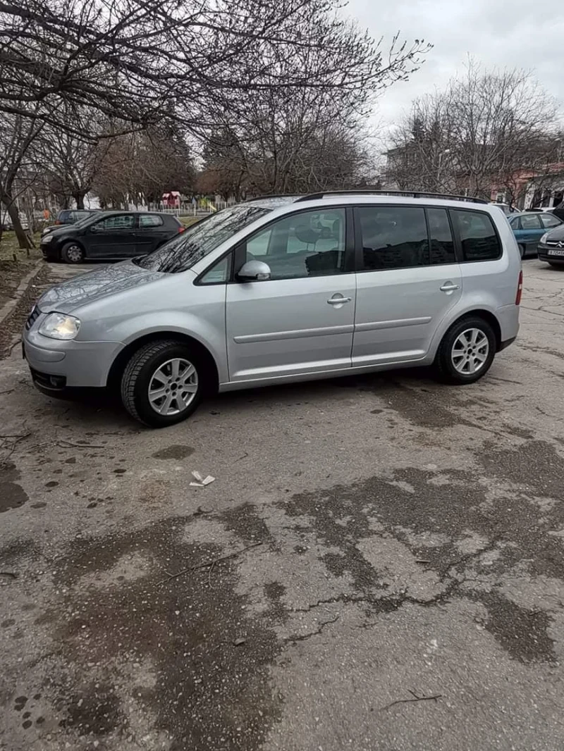 VW Touran FSI, снимка 2 - Автомобили и джипове - 49547020