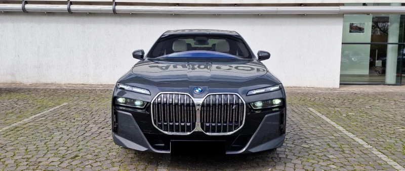 BMW i7 xDrive60 M-Sport, снимка 2 - Автомобили и джипове - 52482271