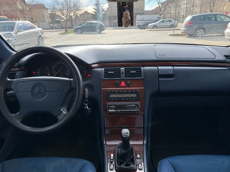 Mercedes-Benz E 200 ГАЗ/БЕНЗИН* КЛИМАТРОНИК, снимка 9 - Автомобили и джипове - 53095846