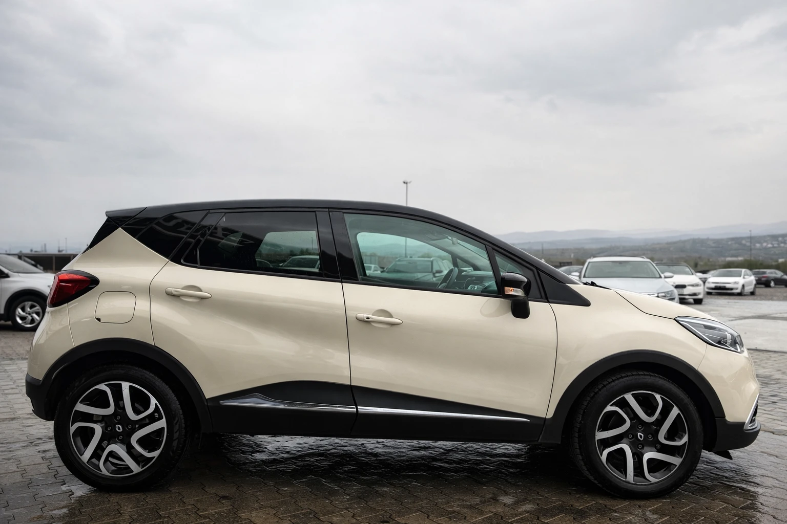 Renault Captur 1.5dci АВТОМАТ !!Собствен лизинг !!!, снимка 4 - Автомобили и джипове - 54222146
