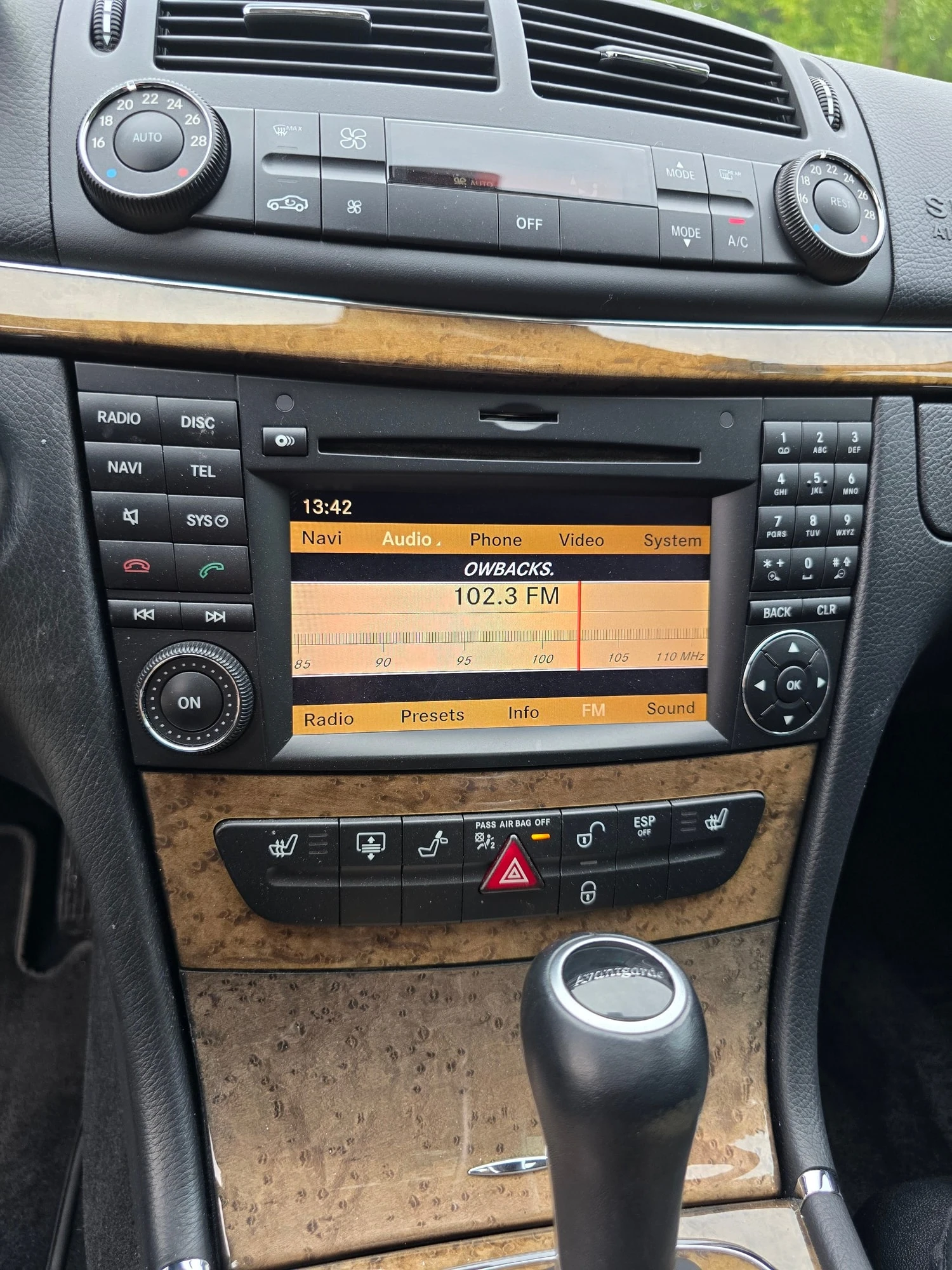 Mercedes-Benz E 320 * ПОДГРЕВ* MEMORY PACKAGE* ПОДГРЕВ НА ВОЛАН, снимка 9 - Автомобили и джипове - 55988854