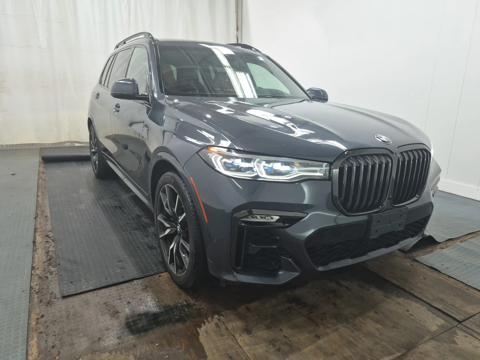 BMW X7 40I * M ПАКЕТ * SWAROVSKI * 360 * 7 МЕСТА * CARFAX, снимка 2 - Автомобили и джипове - 55094962