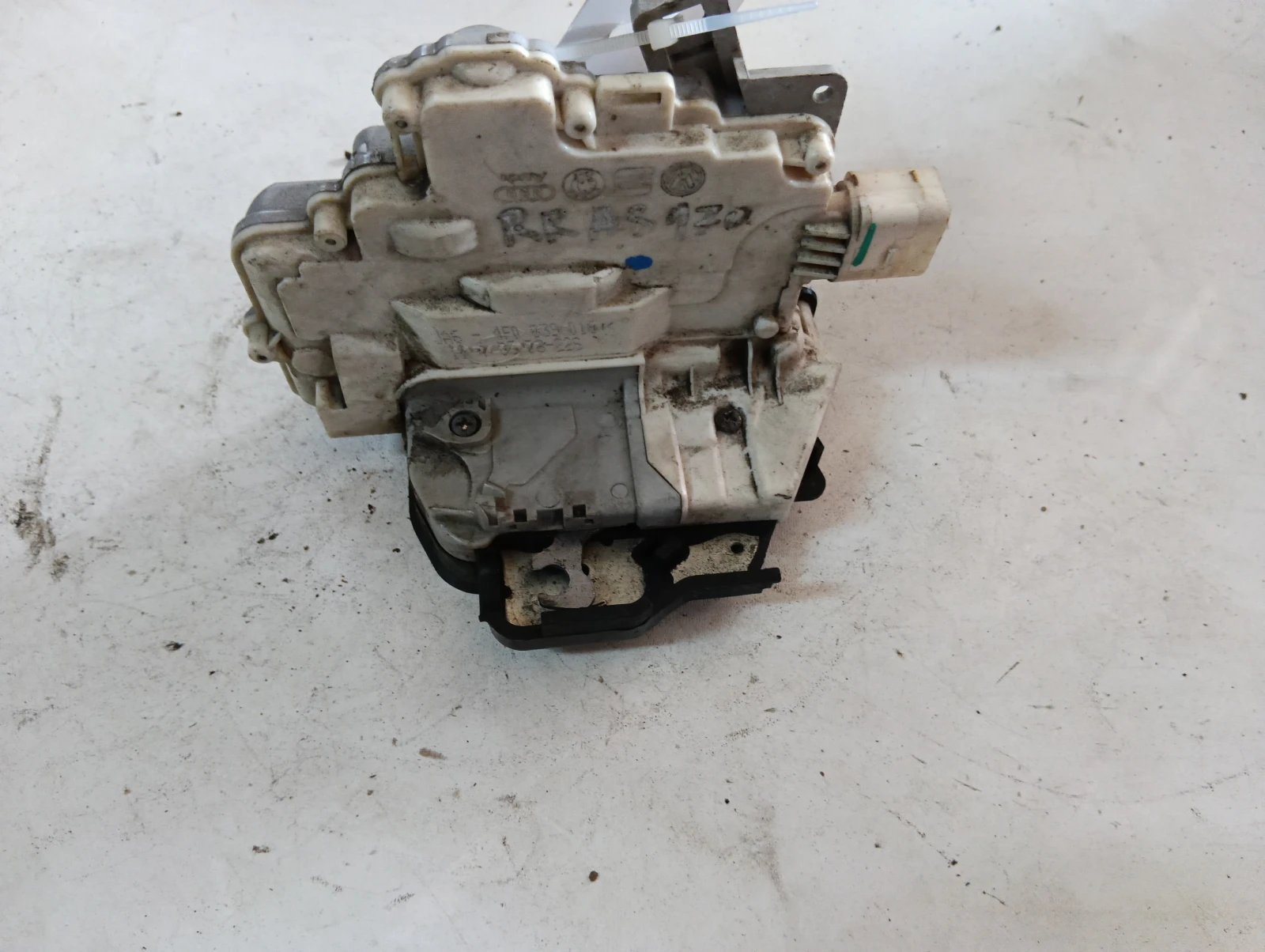 брава (задна дясна) 4F0839016 Audi A3