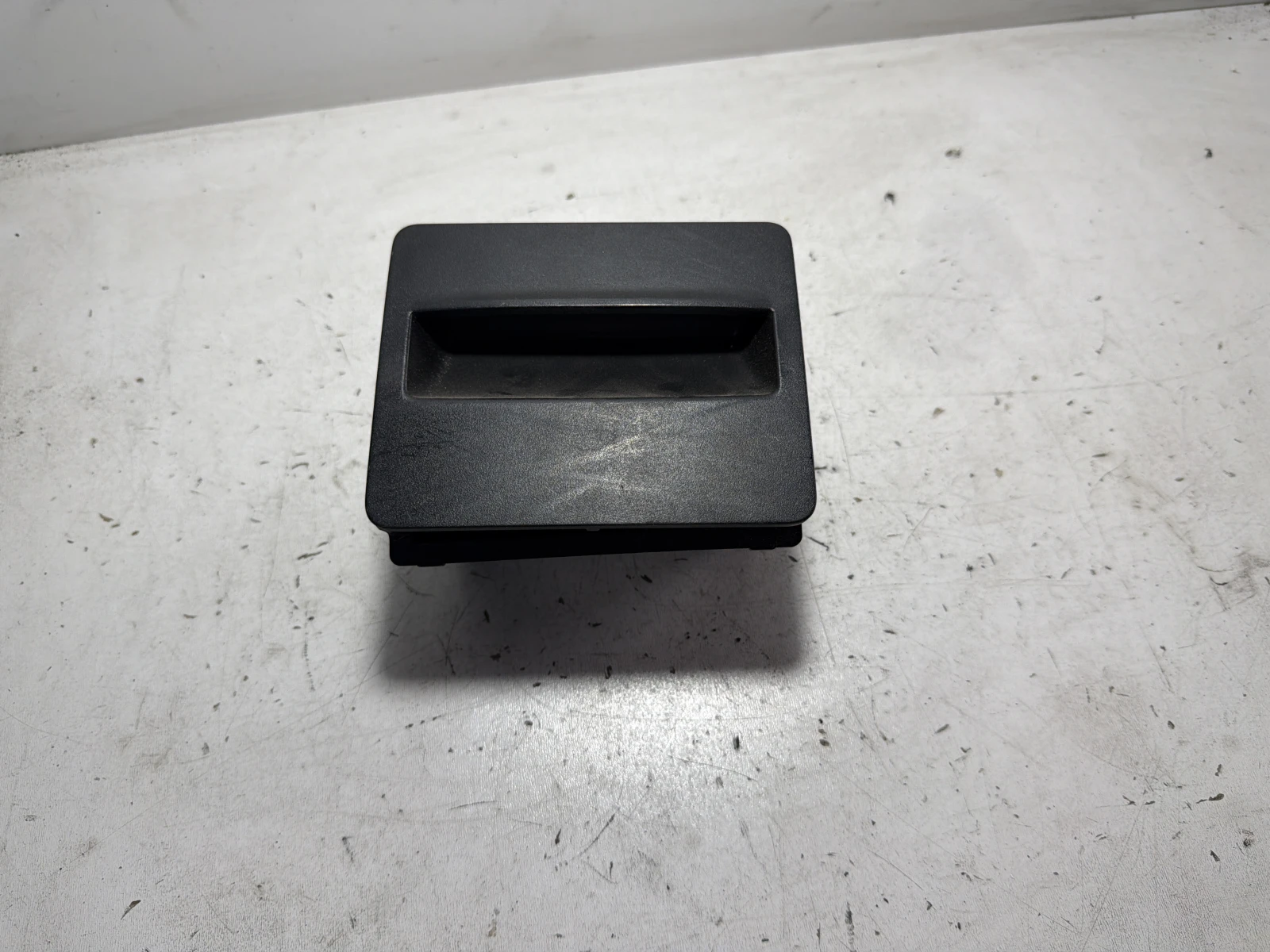 пепелник заден 5E0863284B  Skoda Octavia