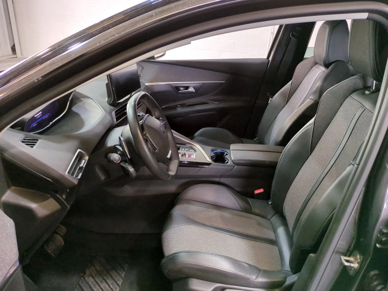 Peugeot 3008 3008 HYBRID 225 E-EAT8 ALLURE PACK - изображение 10