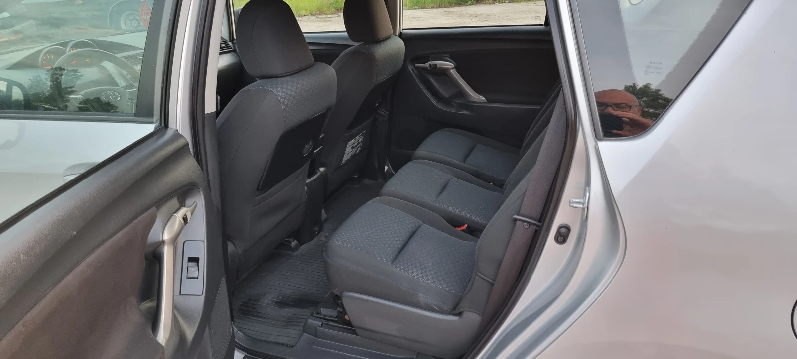 Toyota Verso 2.0 D-4D, снимка 15 - Автомобили и джипове - 54013001